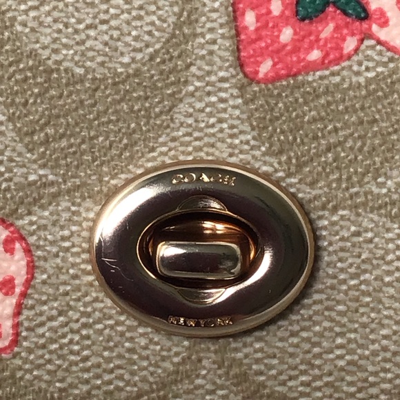 Coach Strawberry Sunglass Case Signature Canvas Khaki Turnlock - Picture 8 of 8